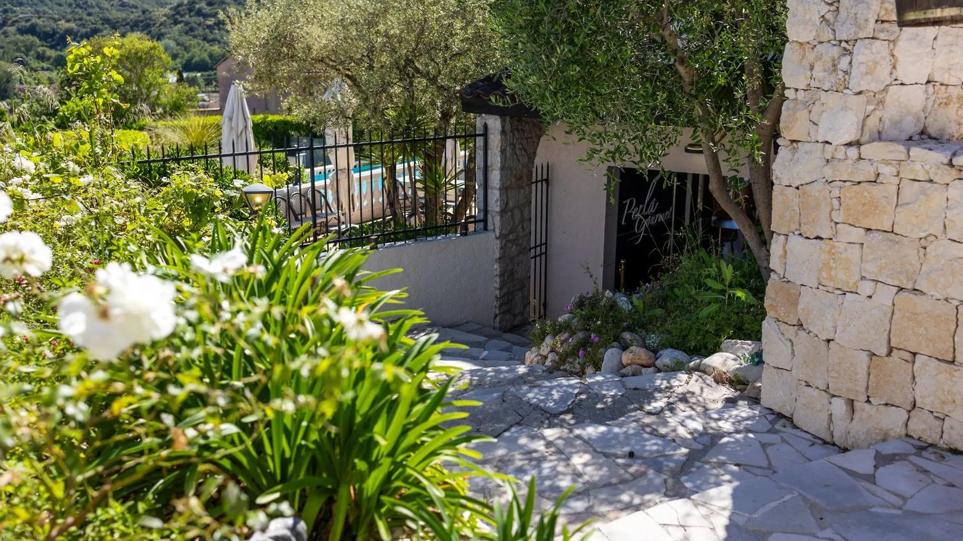 Hotel & Restaurant Perla Riviera Villeneuve-Loubet 3*,