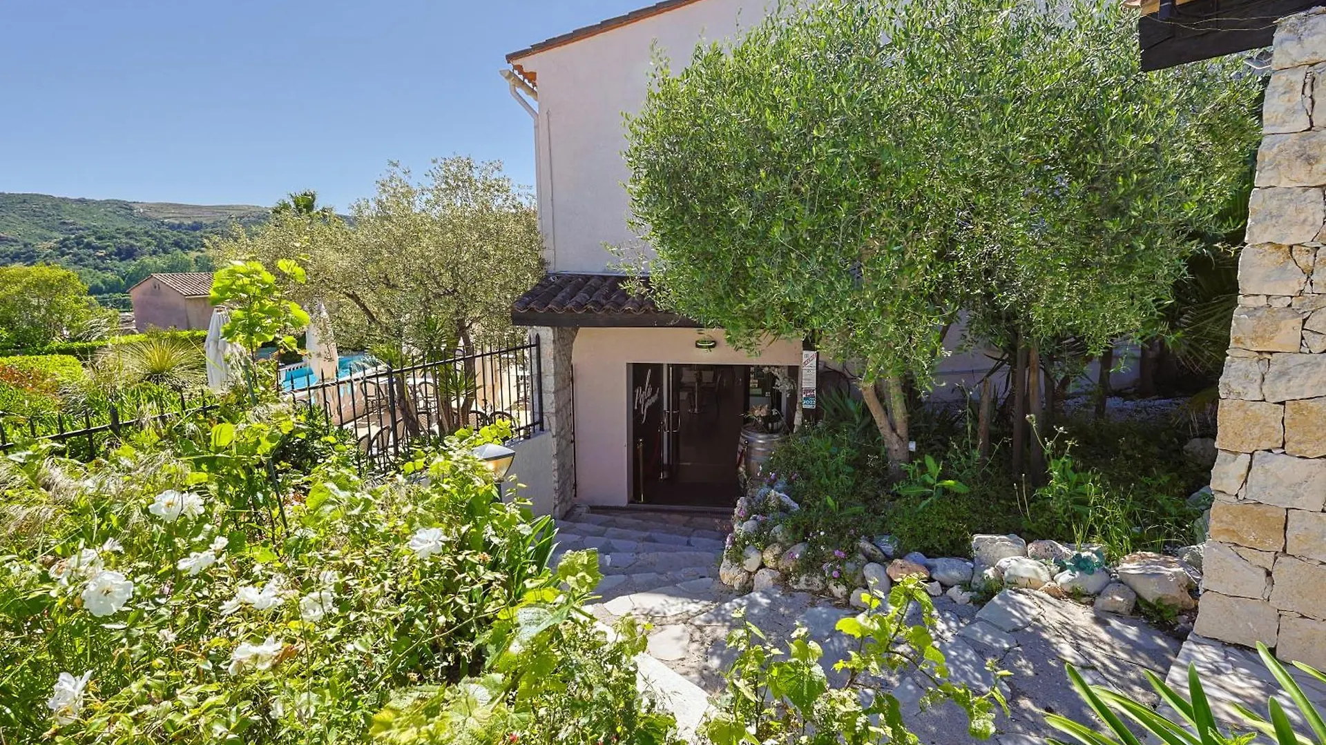 Hotel & Restaurant Perla Riviera Villeneuve-Loubet 3*,  France