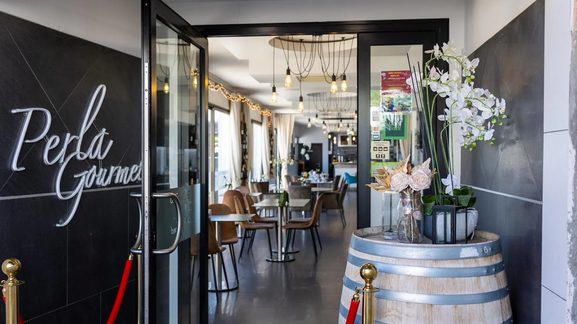 Hotel & Restaurant Perla Riviera Villeneuve-Loubet 3*,